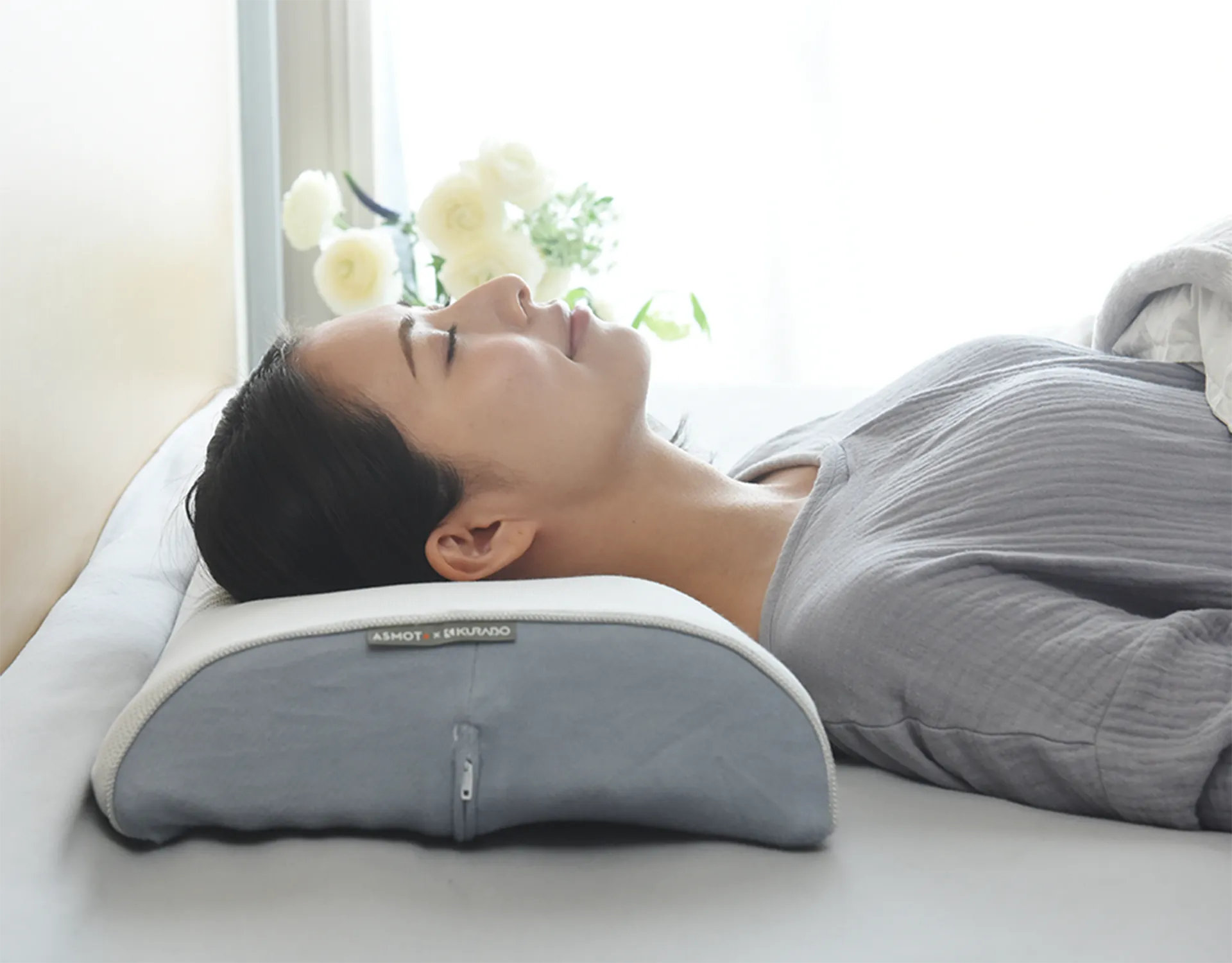 枕に頭を置き、仰向けで眠る女性